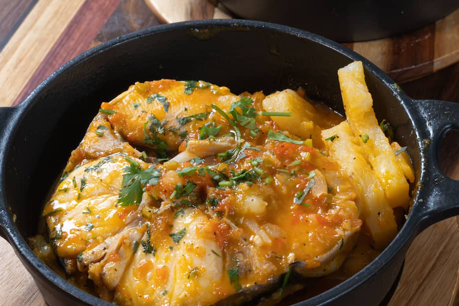 Sirve este bagre sudado con arroz con coco y patacones.