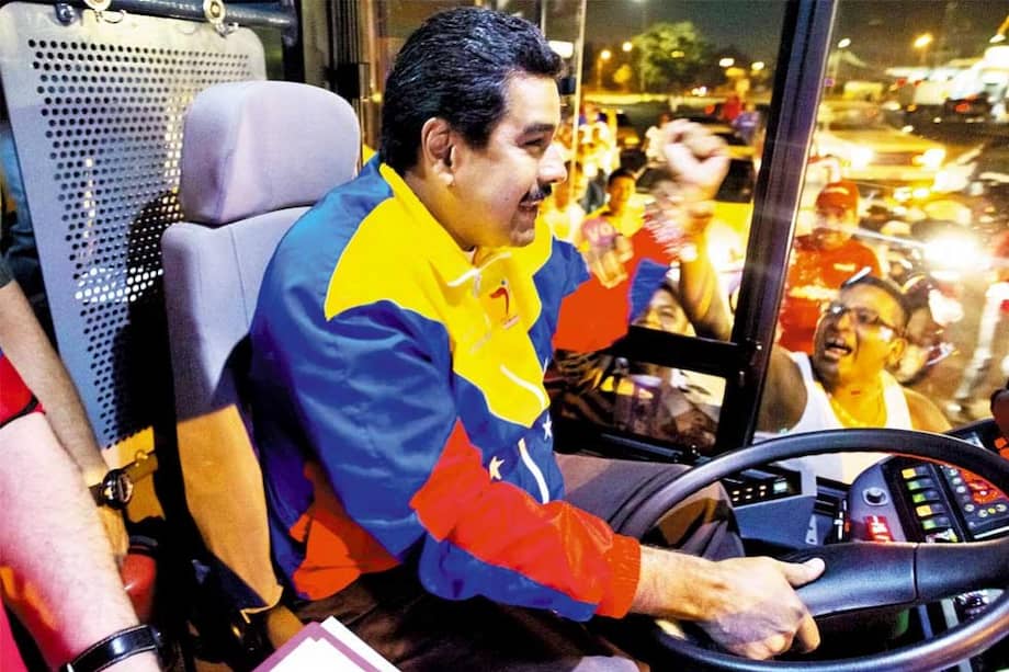 El presidente encargado de Venezuela y candidato a la presidencia, Nicolás Maduro, maneja un bus durante un acto de su campaña en Puerto Ordaz. / EFE