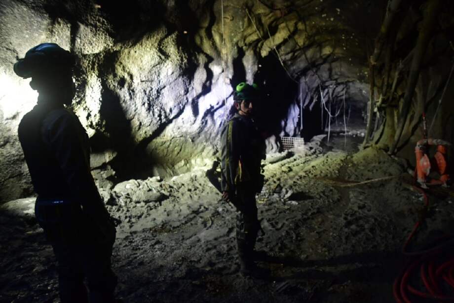 Personal de vigilancia contratado por la multinacional, custodia el interior de la mina.