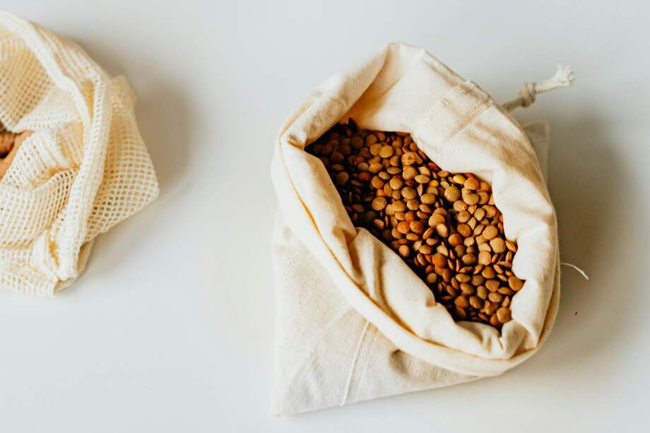 Las lentejas son versátiles y se pueden preparar en sopas, cazuelas y platos fuertes.