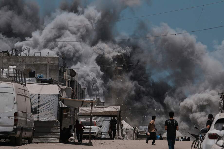 El humo se eleva tras un ataque israelí en la ciudad de Gaza.