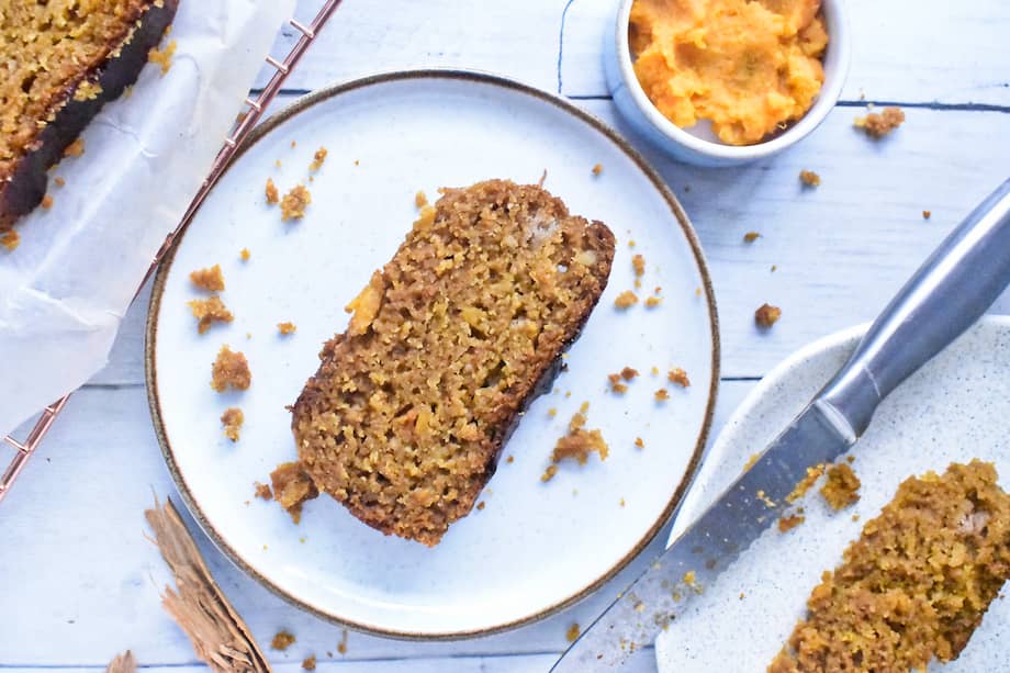 Acompaña esta torta de auyama con tu bebida caliente favorita.