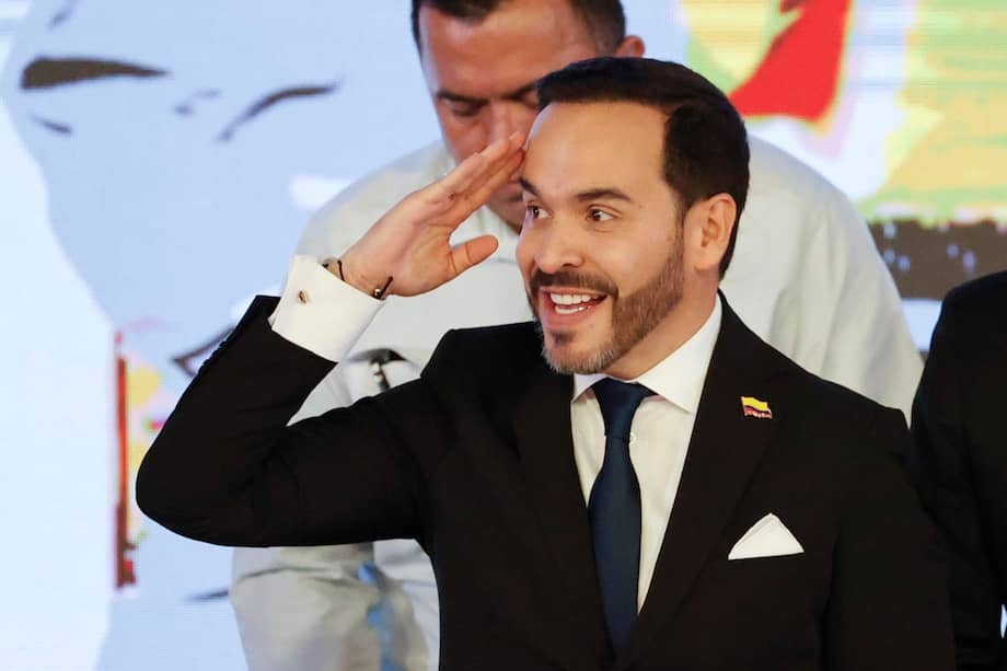 Abelardo de la Espriella recibió ayer la credencial presidencial por parte del CNE.