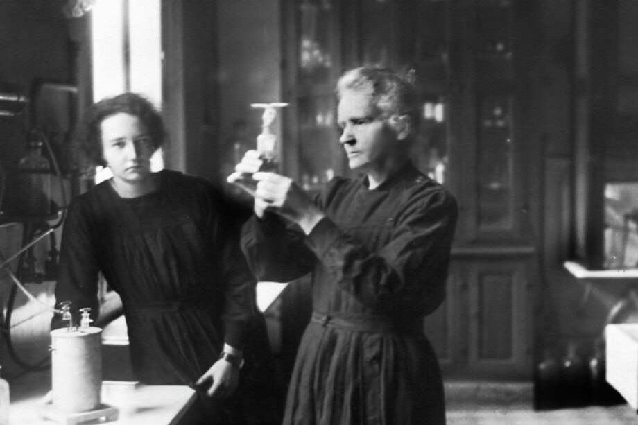 Marie Curie, a la derecha, junto a su hija Irene, en su laboratorio en París Francia, el 20 de abril de 1927. / AP