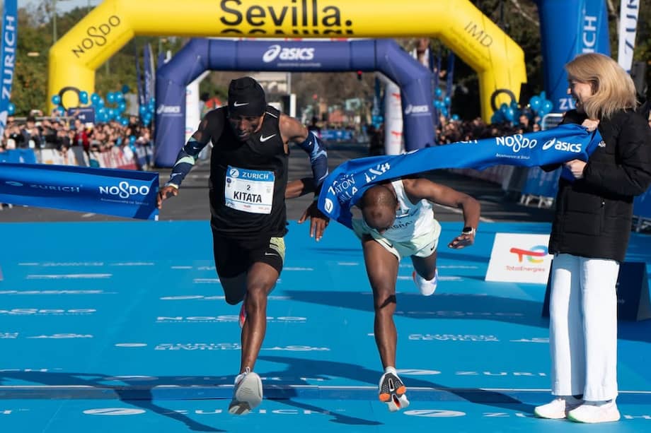 El etíope Shura Kitata Tola se impuso en el Maratón de Sevilla tras un cierre milimétrico que necesitó la revisión en video para definir al campeón.