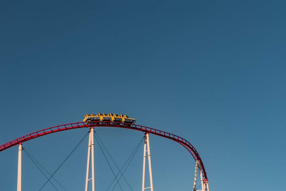 Entre el vértigo de la montaña rusa y el peso de las decisiones, una joven enfrenta los miedos y las consecuencias de su realidad.