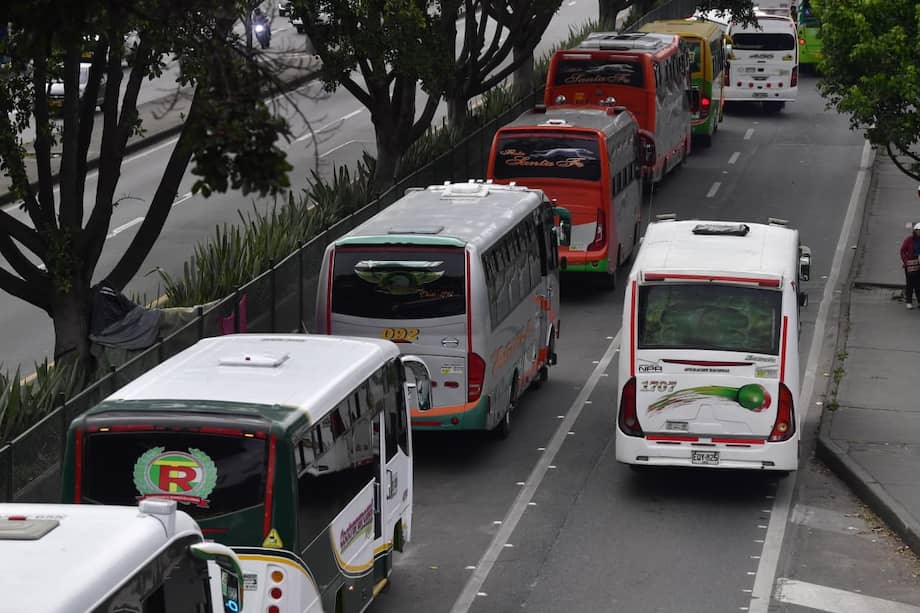 Buses intermunicipales en el corredor de la calle 80.