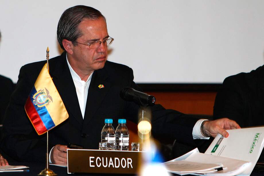 Ecuador ofrece sus servicios a Colombia para diálogos de paz con Farc