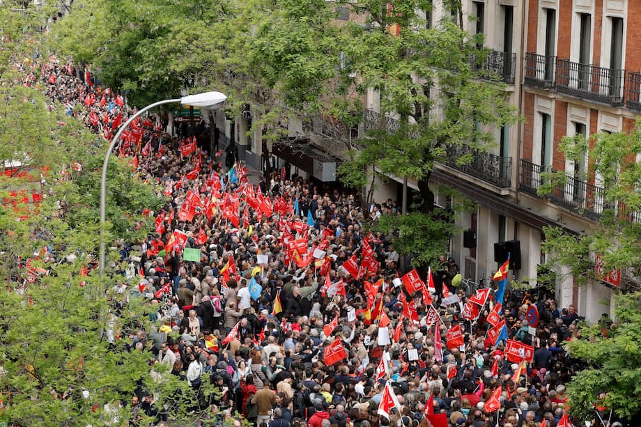 Los partidarios se reúnen y ondean banderas durante una manifestación convocada en apoyo de Pedro Sánchez frente a la sede del PSOE en Madrid, España.