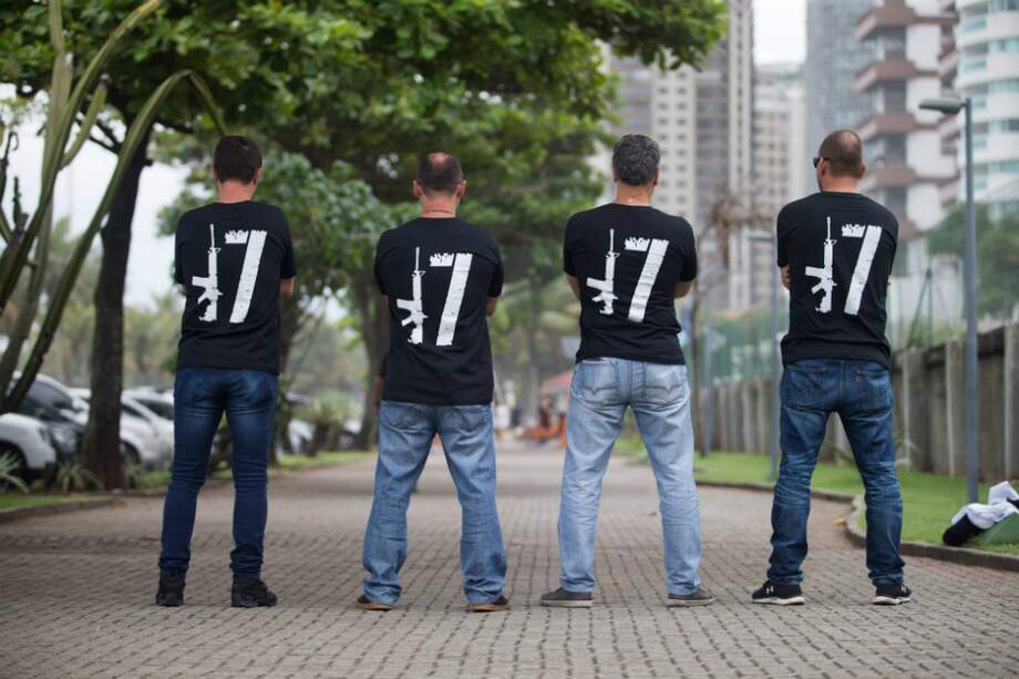 Los seguidores de Bolsonaro se acercaron a las urnas con elementos distintivos de su campaña. / AFP