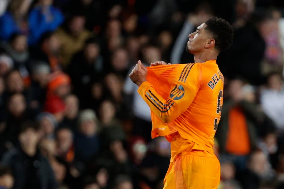 Los jugadores del Real Madrid Jude Bellingham celebra su gol durante el partido de la jornada 12 de LaLiga que Valencia CF y el Real Madrid disputan hoy viernes en el estadio de Mestalla, en Valencia.