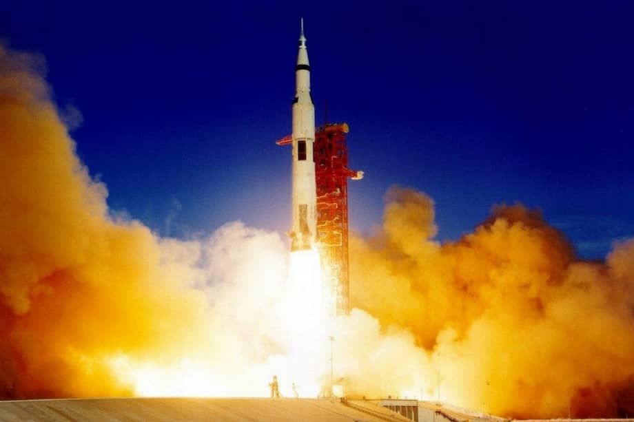 Durante la primera incursión humana en el satélite natural, los astronautas colocaron una bandera estadounidense y una placa conmemorativa y, además de tomar imágenes, instalaron en la superficie un reflector de rayos láser, un sismógrafo y una pantalla para medir la intensidad del viento solar. / Europapress