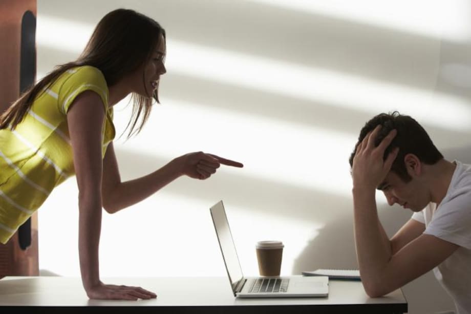 ¿Qué pasa cuándo él gana mucho menos que ella?