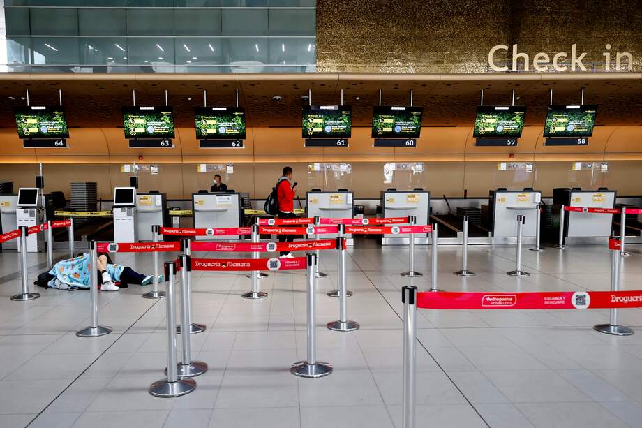 La incertidumbre y la indignación reinó este martes en los principales aeropuertos colombianos por la cancelación de operaciones de la aerolínea de bajo costo Viva, que dejó en tierra a miles de pasajeros.