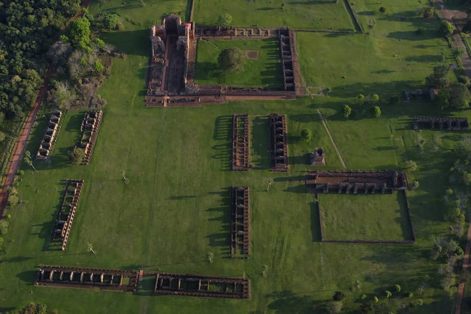 La Misión Jesuítica de la Santísima Trinidad del Paraná es uno de los monumentos históricos y culturales más importantes de Paraguay. Es una de las reducciones jesuíticas mejor conservadas y se encuentra en Trinidad, Itapúa.