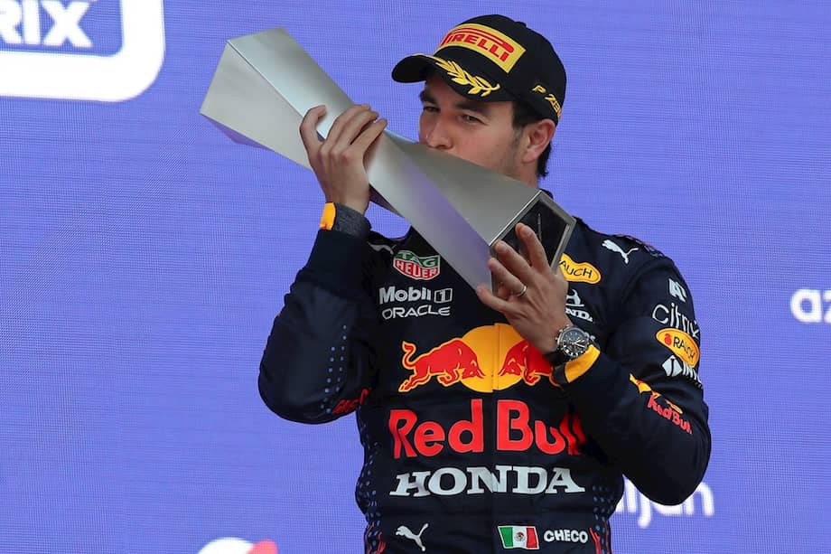 El mexicano aprovechó la confusión y sumó su primer éxito como piloto de Red Bull.