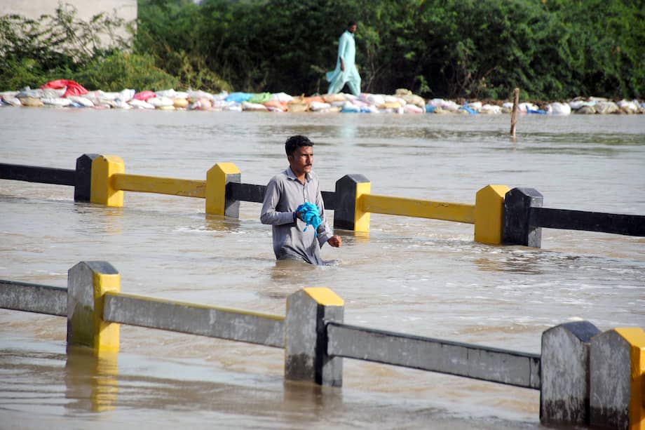 Un hombre camina por una zona inundada tras las fuertes lluvias en el distrito de Jhuddo, en Pakistán, hoy 30 de agosto de 2022. Según la Autoridad Nacional de Gestión de Desastres (NDMA) el 27 de agosto, las inundaciones provocadas por las fuertes lluvias monzónicas han causado más de 1.000 muertos en todo Pakistán desde mediados de junio de 2022.