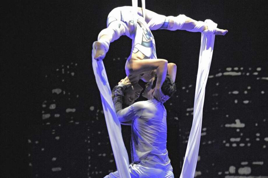 Acróbatas aéreos del Cirque Éloize en uno de sus números. / Cortesía: Festival Iberoamericano de Teatro de Bogotá.