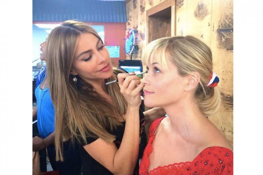 Sofía Vergara maquilla a Reese Witherspoon.