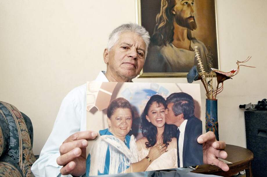 Danilo Jiménez sostiene la foto en la que aparecen su hija, Paula Jiménez, y su esposa, Gabriela Jiménez, víctima mortal de la bomba que explotó en La Macarena. / Luis Benavides - El Espectado