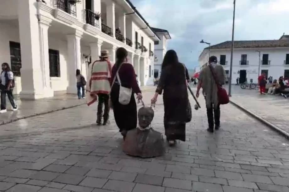 En el performance con el busto de Guillermo León Valencia participaron un grupo de descendientes lamistas, activistas feministas y artistas, entre otros.