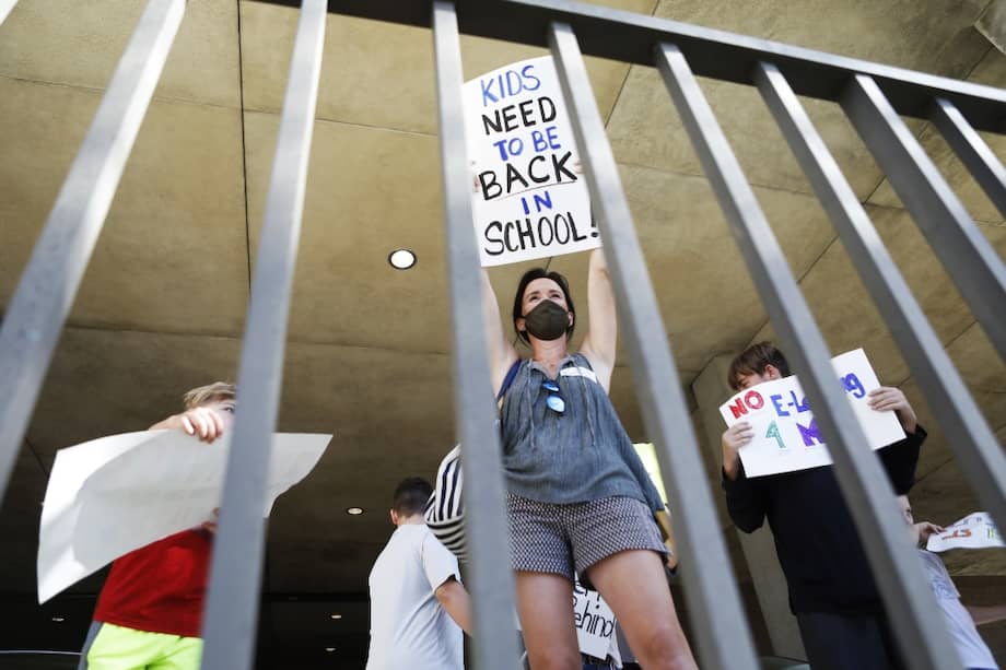 El regreso a la escuela en Florida es una pesadilla para estudiantes y padres de familia atrapados entre los altos contagios y la batalla política por el uso obligatorio del tapabocas.