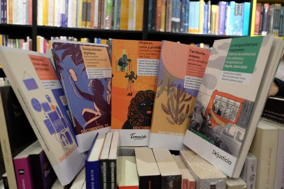 Los nuevos libros de Dejusticia se consiguen en papel en lugares como la Librería Nacional, donde se tomó esta imagen o pueden ser descargados en la página web de la institución.