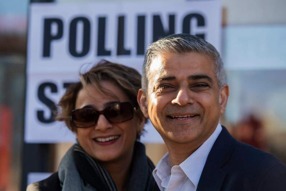 Sadiq Kahn con su esposa, Saadiya Khan, el día de las votaciones en Londres. Los dos son hijos de inmigrantes de Pakistán. / EFE