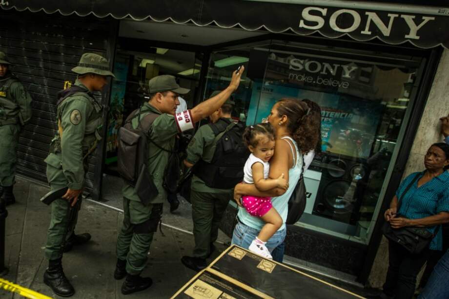 El ejército controla casi todo en Venezuela. / Bloomberg News