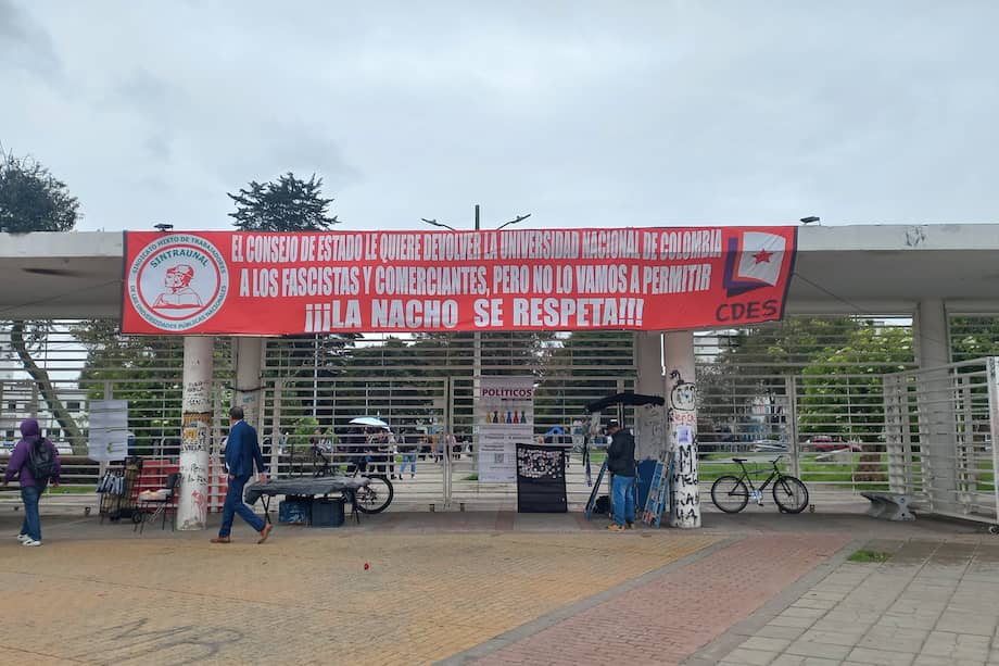 Pancarta en una de las entradas a la sede principal de la Universidad Nacional de Colombia en Bogotá.