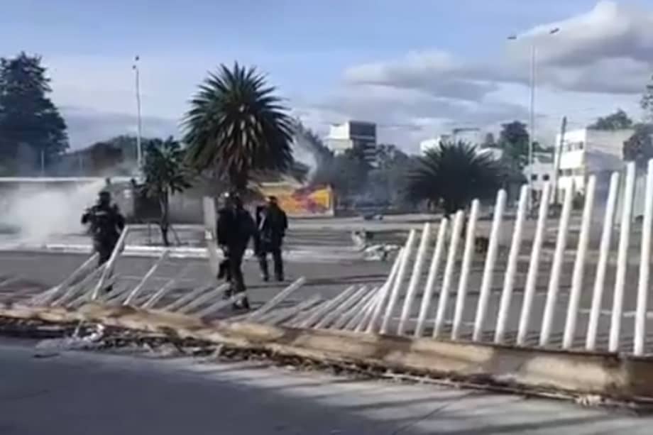 Un grupo de encapuchados dañó infraestructura del sistema masivo de transporte y atacó a las autoridades.