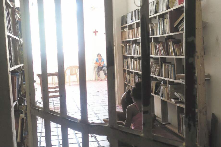 Las internas de la cárcel de San Diego, en la biblioteca del penal. /Fotos: El Espectador