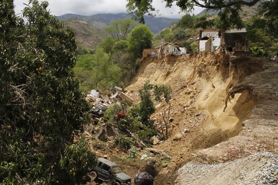 Por lo menos 14 viviendas resultaron afectadas tras un alud en Olaya