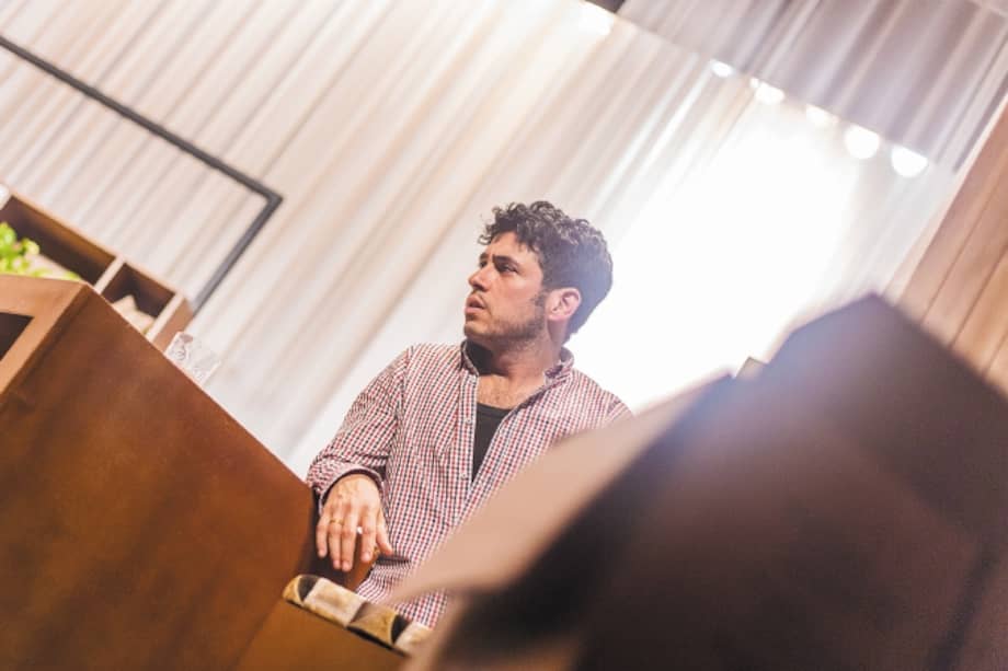 La necesidad de tener un hijo, el estatus y el desempleo son algunos de los temas que aborda “Nerium Park”, obra en la que participa Santiago Alarcón. / Cortesía Teatro Nacional