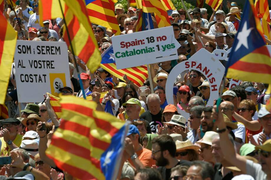 El domingo, miles de personas se concentraron en Barcelona para defender la independencia de Cataluña.
/ AFP.