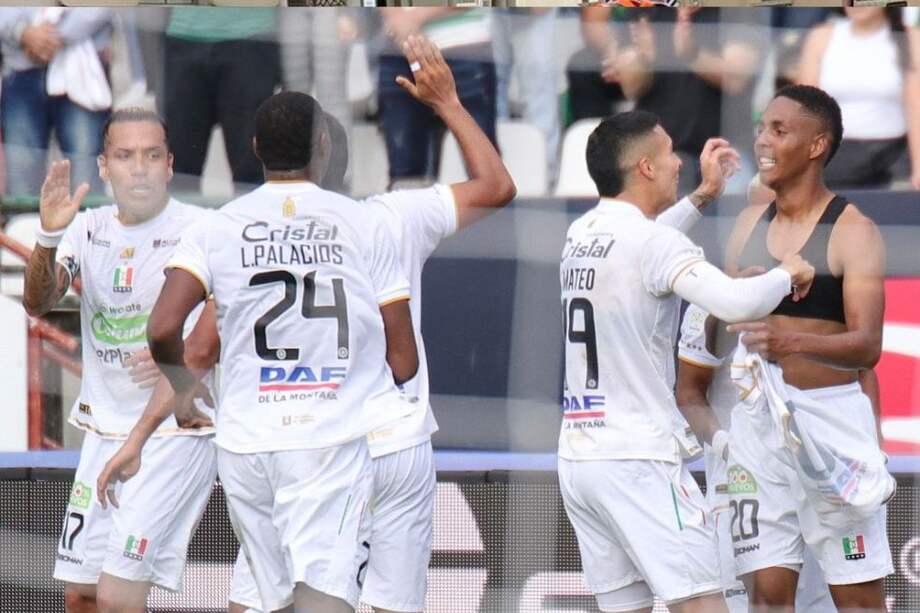 Alejandro García, volante ofensivo de Once Caldas, celebra con sus compañeros el segundo gol de la tarde en Manizalez.