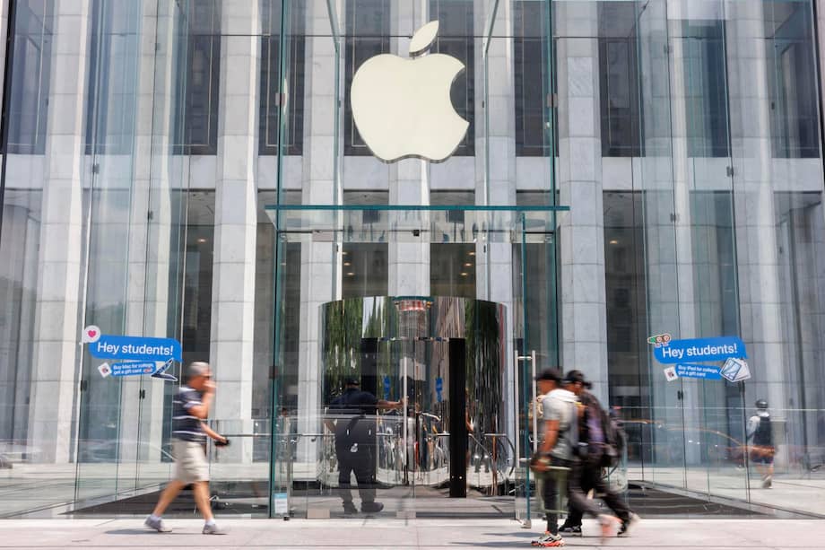personas caminando frente a una tienda del gigante tecnológico Apple en Nueva York (EE.UU.).