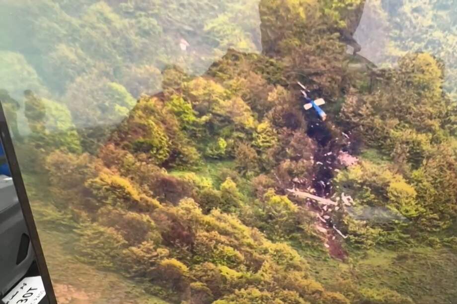 Esta captura de fotograma de un vídeo publicado por la Media Luna Roja iraní el 20 de mayo de 2024 muestra una pantalla que muestra un vídeo del lugar del accidente del helicóptero desaparecido que transportaba al presidente Ebrahim Raisi en la provincia de Azerbaiyán Oriental.