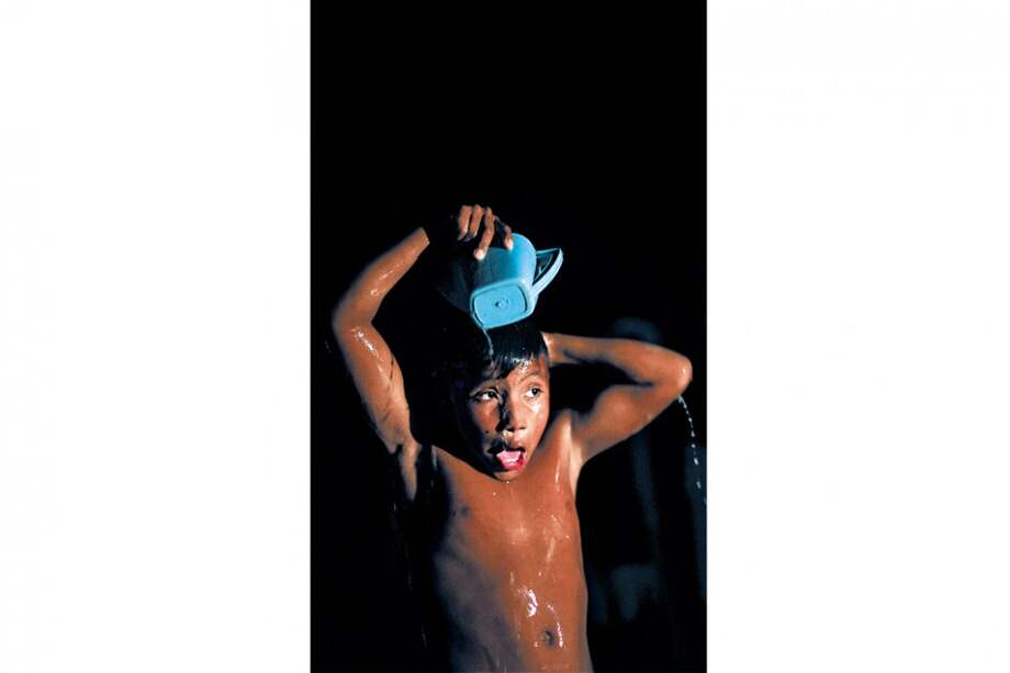 Las familias wayuu tienen entre cinco y seis niños. Para bañarse utilizan agua que recogen en pozos.