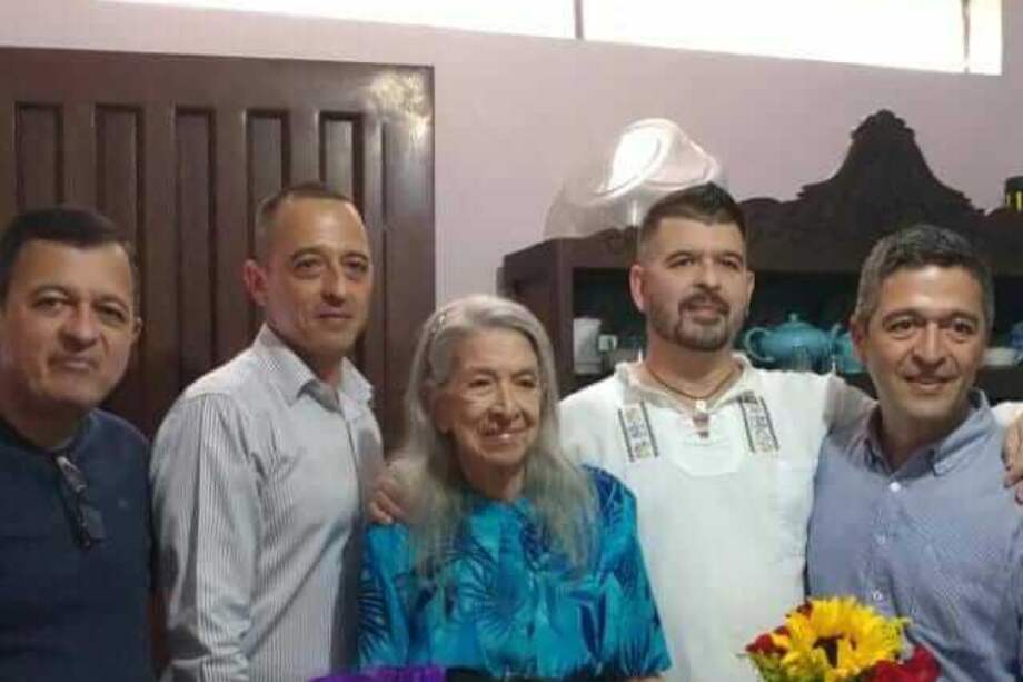 En el centro Carlina Torres, la madre el día de su último cumpleaños, 11 de diciembre de 2019, junto a sus hijos (de izq. a der.) Henry, William, John Jaime y Diego Arias, autor del artículo. / Archivo particular