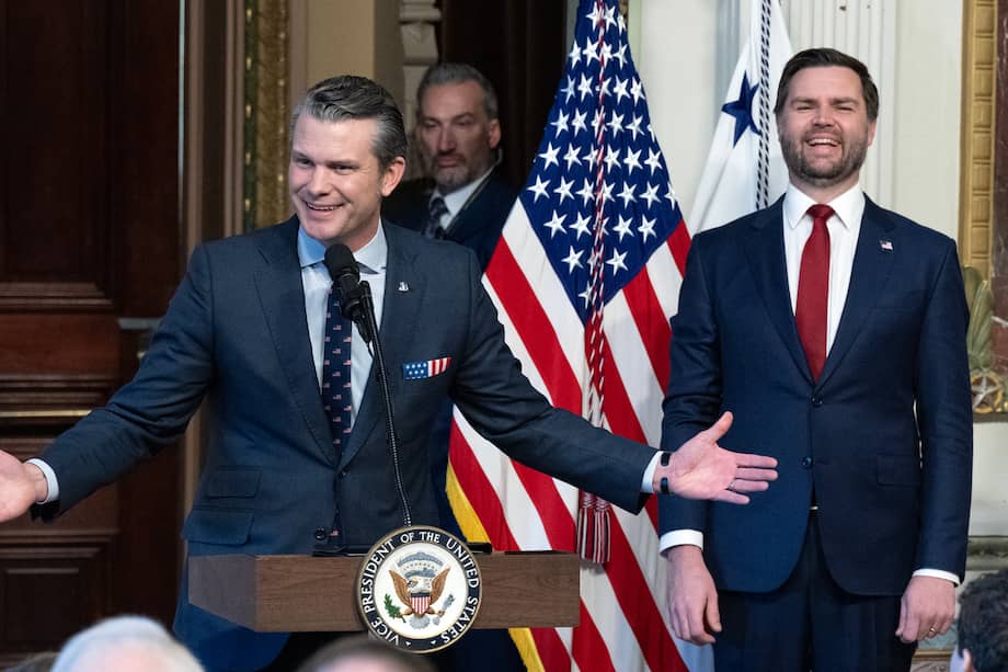 El secretario de Defensa de los Estados Unidos, Pete Hegseth (izq.), hace comentarios después de tomar juramento del cargo ante el vicepresidente estadounidense JD Vance (der.)