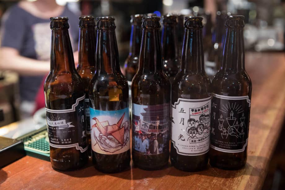 Botellas de la cerveza Tiananmen en la mesa del mar Club 71 en Hong Kong, China. / EFE