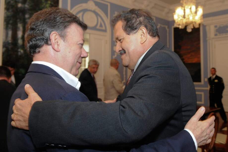 Angelino Garzón calificó a Santos de "valiente" frente a la búsqueda de la paz