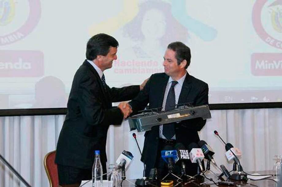 El presidente de Naturgas, Eduardo Pizano le entregó ministro Vargas Lleras el modelo de una de las estufas que recibirán las familias beneficiadas. Foto: Julián Sabogal / MVCT