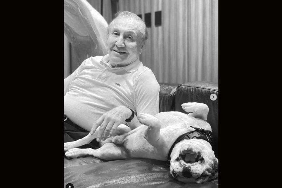 Rodolfo Hernández acompañado de su mascota.