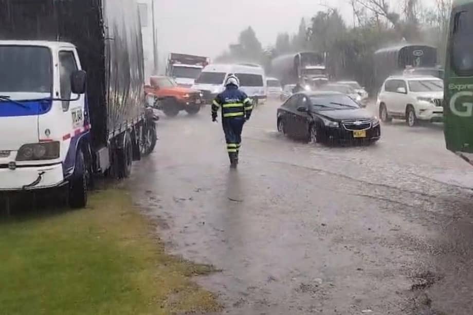 Se registra fuerte congestión vehicular en la localidad de Tunjuelito, en la intersección de la Av. Boyacá con carrera 24.