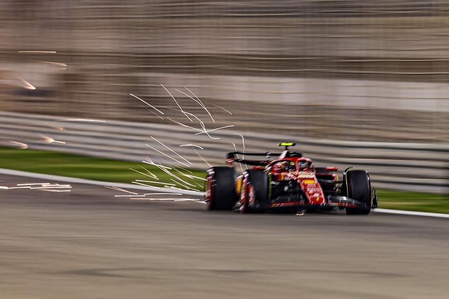 El piloto español Carlos Sainz Jr, de la Escudería Ferrari, en acción durante una sesión de entrenamientos libres para el Gran Premio de Bahréin de Fórmula Uno, en el Circuito Internacional de Bahréin en Sakhir, Bahréin, el 29 de febrero de 2024. El Gran Premio de Bahréin de Fórmula 1 de 2024 se celebrará el 02 de marzo.