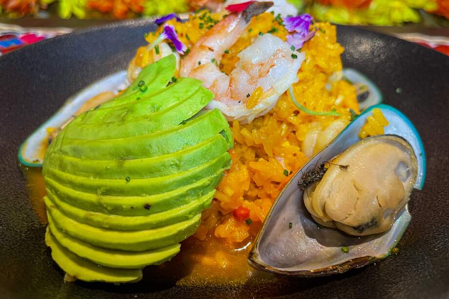 El plato, muy mexicano, incluye gran variedad de mariscos y es bañado con tequila.