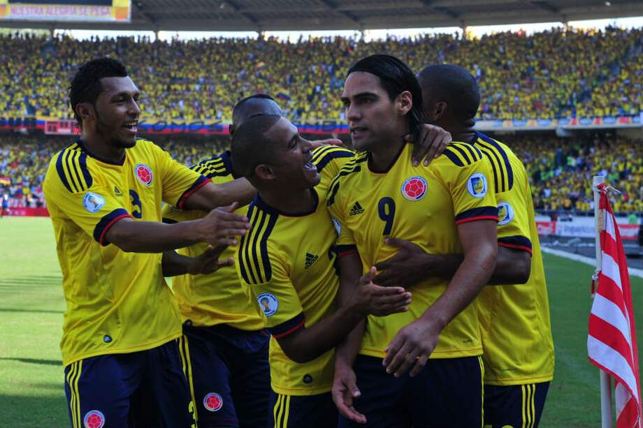 Macnelly celebra con Falcao, en el partido que la selección le ganó a Uruguay. /AFP