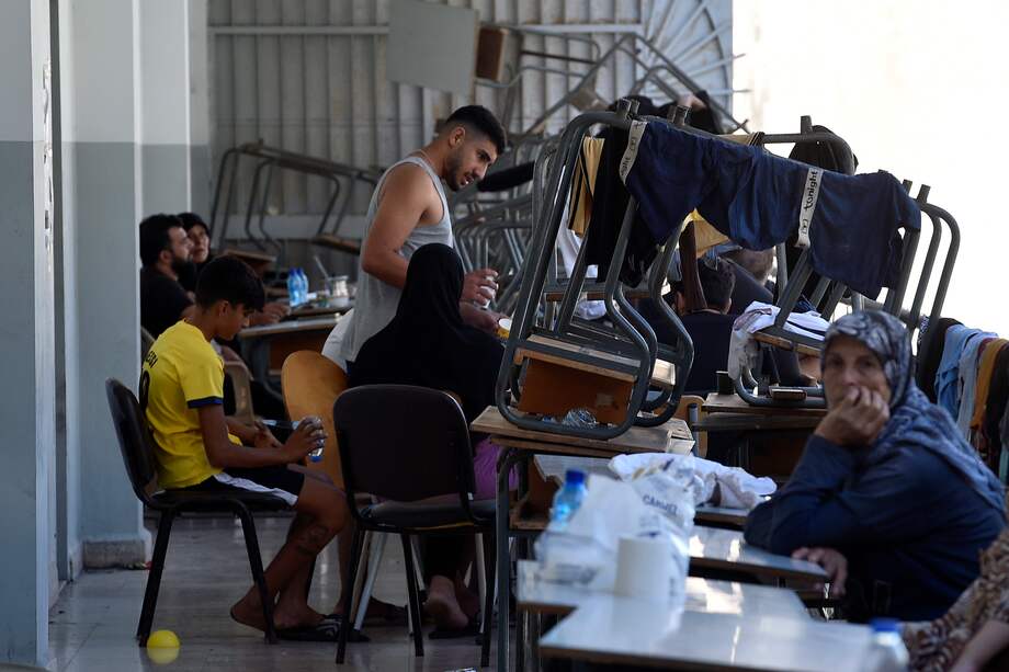Los libaneses son vistos en una institución educativa que acoge a personas que huyeron del sur del país, en medio de los ataques de Israel.